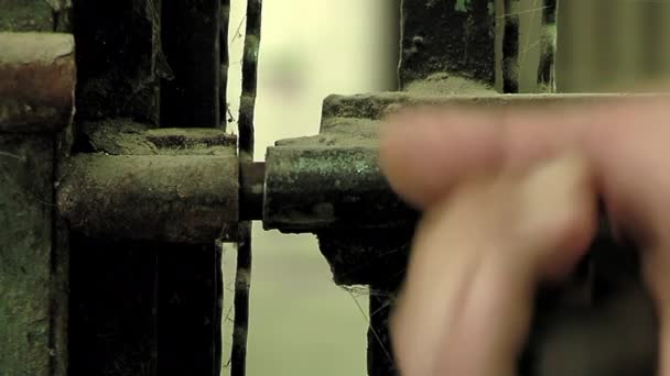 Eski Bir Arjantin Hapishanesindeki Metal Kapı Gardiyan Örümcek Ağları Tozu — Stok video