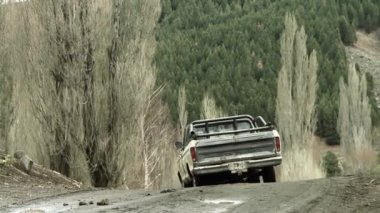 And Dağları, Patagonya, Arjantin 'deki Dirt Road' da eski bir kamyonet. 4K Çözünürlüğü.
