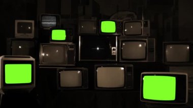 Eski Televizyonlar Yığını Yeşil Ekranların Üzerinde Bir Kişi Ayarladı. Sepia Tone. 4K.