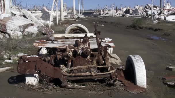 ゴーストタウンのオールド Wrecked Carアルゼンチンのブエノスアイレス州 Epecuen と呼ばれる 4K解像度 — ストック動画
