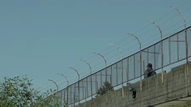 Офіцер Поліції Який Ходить Відкритому Провулку Старій Язниці Аргентині Resolution — стокове відео