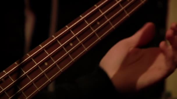 Mains Jeune Homme Jouant Une Guitare Basse Électrique Gros Plan — Video