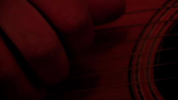在黑暗的房间里弹奏古典吉他的人的手指 特写镜头 — 图库视频影像