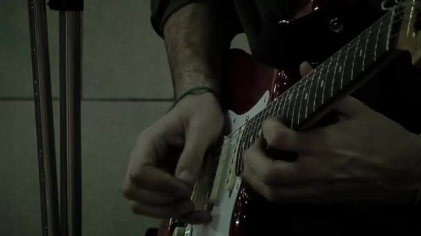 Guitariste Busking Jeune Homme Jouant Guitare Électrique Dans Métro Underpass — Video