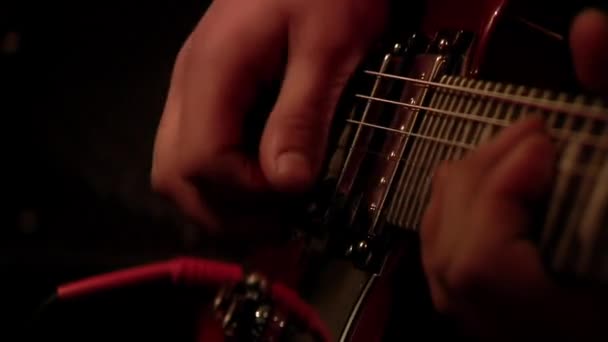 Mains Homme Jouant Guitare Électrique Maison Gros Plan — Video