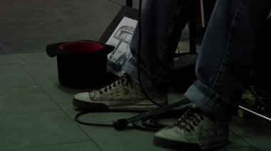 Metro istasyonunda bir müzisyenin bacakları, Buenos Aires Metro 'da çalgıcılık, Arjantin. Kapat.. 