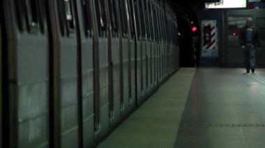 Buenos Aires 'teki metro platformu, Arjantin.  