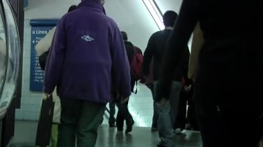 Buenos Aires, Arjantin 'deki metro istasyonunda yürüyen kimliği belirsiz insanlar..  