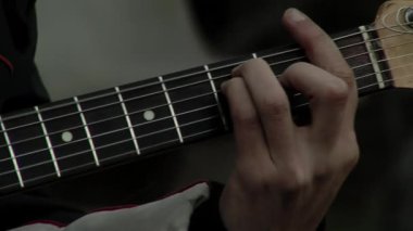 Karanlık Oda 'da Elektro Gitar Çalan Bir Adamın Elleri. Kapat..