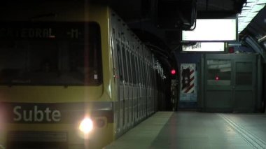 Buenos Aires, Arjantin 'de Metroya Gelen Eski Bir Tren. 