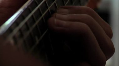 Kayıt stüdyosunda elektro gitar çalan bir adamın elleri. Kapat.. 