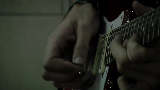 Κιθαρίστας Busking Νεαρός Άνδρας Που Παίζει Ηλεκτρική Κιθάρα Στο Μετρό — Αρχείο Βίντεο
