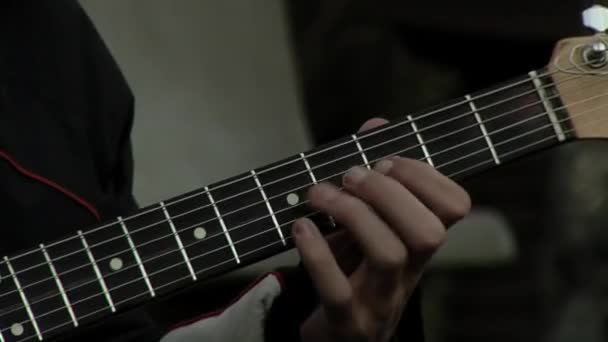 Unge Man Spelar Elgitarr Mörkrummet Närbild — Stockvideo
