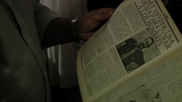 Ręce Mężczyzny Czytającego Stary Artykuł Gary Ego Snydera Ciemnym Pokoju — Wideo stockowe