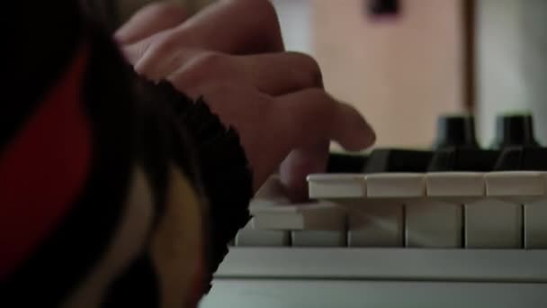 Ruce Mladého Muže Hrajícího Doma Elektrické Piano Zavřít — Stock video