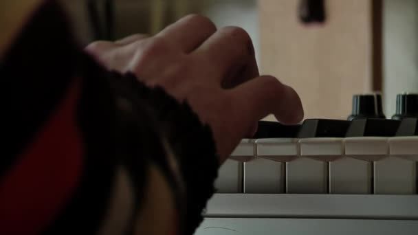 Χέρια Ενός Νεαρού Που Παίζει Ένα Ηλεκτρικό Πιάνο Στο Σπίτι — Αρχείο Βίντεο