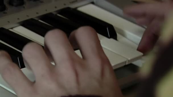Mãos Jovem Tocando Piano Elétrico Casa Fechar — Vídeo de Stock