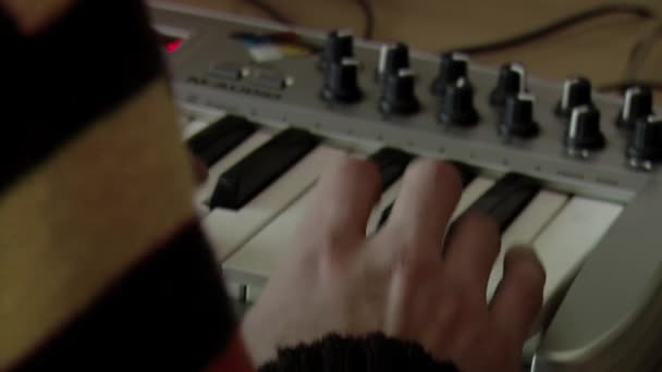Χέρια Ενός Νεαρού Που Παίζει Ένα Ηλεκτρικό Πιάνο Στο Σπίτι — Αρχείο Βίντεο