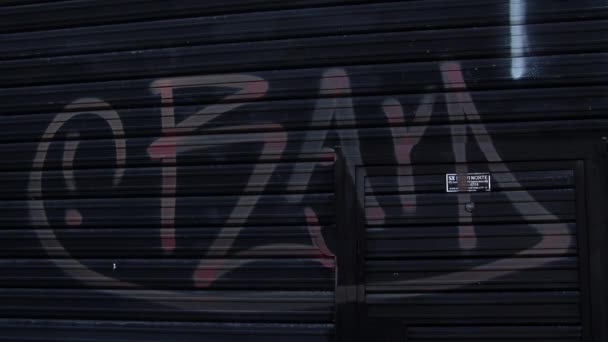 Graffiti Schrijven Illegaal Gespoten Oude Metallic Store Blinds Een Winkel — Stockvideo