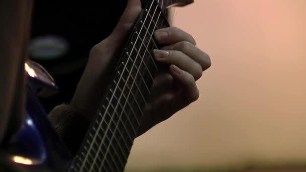一个在家里玩电吉他的人的手特写镜头 — 图库视频影像