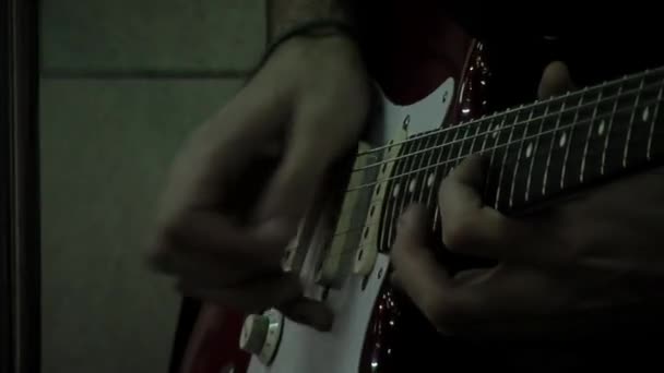 阿根廷布宜诺斯艾利斯一名年轻人的手弹奏吉他 并在地下通道上为钱歌唱 特写镜头 — 图库视频影像