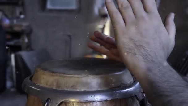 Mãos Percussionista Latino Tocar Bateria Fecha Resolução — Vídeo de Stock