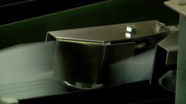 Postane ve Dağıtım Merkezi 'nde otomatik Harf Sıralama Makinesi. Yakın çekim. 4K Çözünürlüğü.