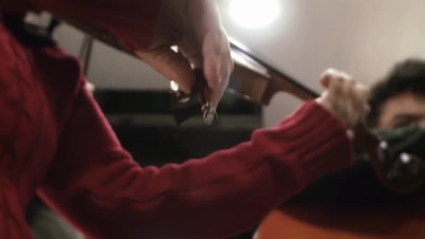 Женщина Играет Скрипке Репетируя Своей Традиционной Аргентинской Группой Танго Закрывай — стоковое видео