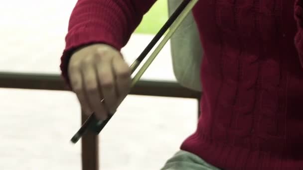 Uma Mulher Segurando Fiddle Bow Enquanto Tocava Violino Fecha Resolução — Vídeo de Stock