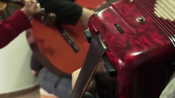 Ein Mann Spielt Akkordeon Während Mit Seiner Traditionellen Argentinischen Folkloregruppe — Stockvideo