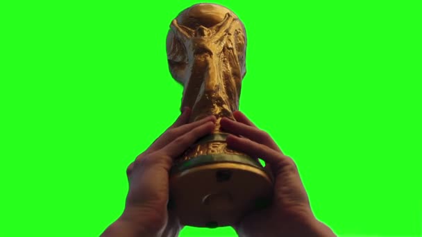 Fifa World Cup Trophy Och Störtflod Papper Mot Grön Skärm — Stockvideo