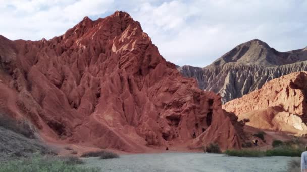 小さなアンデス村の近くにある岩の形成は アルゼンチン ジュジュジュイ州パルマルカと呼ばれています — ストック動画