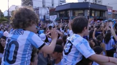 Binlerce Arjantinli taraftar, Arjantin 'in Buenos Aires kentinde düzenlenen 2022 FIFA Dünya Kupası' nı kazandıktan sonra kutlama yapıyor. 4K Çözünürlüğü.