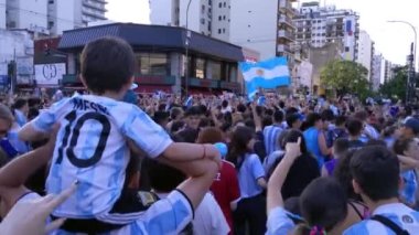 Binlerce Arjantinli taraftar, Arjantin 'in Buenos Aires kentinde düzenlenen 2022 FIFA Dünya Kupası' nı kazandıktan sonra kutlama yapıyor. 4K Çözünürlüğü.