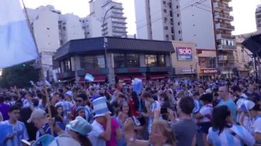 Binlerce Arjantinli taraftar, Arjantin 'in Buenos Aires kentinde düzenlenen 2022 FIFA Dünya Kupası' nı kazandıktan sonra kutlama yapıyor. 4K Çözünürlüğü.