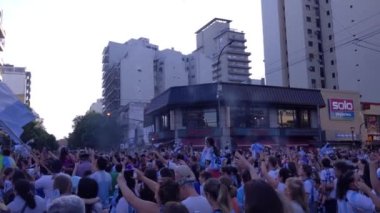 Binlerce Arjantinli taraftar, Arjantin 'in Buenos Aires kentinde düzenlenen 2022 FIFA Dünya Kupası' nı kazandıktan sonra kutlama yapıyor. 4K Çözünürlüğü.