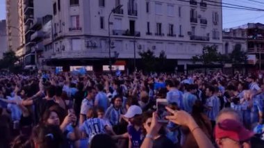 Binlerce Arjantinli taraftar, Arjantin 'in Buenos Aires kentinde düzenlenen 2022 FIFA Dünya Kupası' nı kazandıktan sonra kutlama yapıyor. 4K Çözünürlüğü.