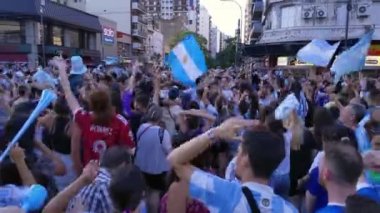 Binlerce Arjantinli taraftar, Arjantin 'in Buenos Aires kentinde düzenlenen 2022 FIFA Dünya Kupası' nı kazandıktan sonra kutlama yapıyor. 4K Çözünürlüğü.