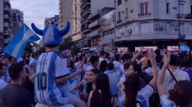 Binlerce Arjantinli taraftar, Arjantin 'in Buenos Aires kentinde düzenlenen 2022 FIFA Dünya Kupası' nı kazandıktan sonra kutlama yapıyor. 4K Çözünürlüğü.