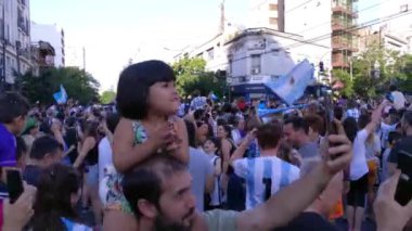 Binlerce Arjantinli taraftar, Arjantin 'in Buenos Aires kentinde düzenlenen 2022 FIFA Dünya Kupası' nı kazandıktan sonra kutlama yapıyor. 4K Çözünürlüğü.