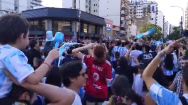 Binlerce Arjantinli taraftar, Arjantin 'in Buenos Aires kentinde düzenlenen 2022 FIFA Dünya Kupası' nı kazandıktan sonra kutlama yapıyor. 4K Çözünürlüğü.