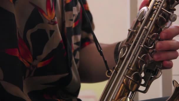 Człowiek Grający Saksofonie Zamknij Się Rozdzielczość — Wideo stockowe