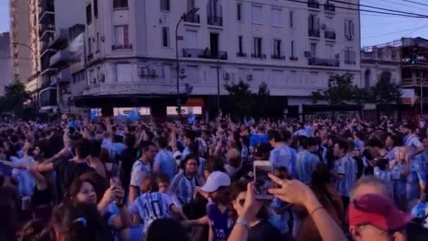 Тысячи Аргентинских Болельщиков Празднуют Победу Чемпионате Мира 2022 Года Буэнос — стоковое видео