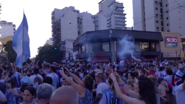 Χιλιάδες Αργεντινοί Φίλαθλοι Γιορτάζουν Μετά Νίκη Τους Στο Παγκόσμιο Κύπελλο — Αρχείο Βίντεο