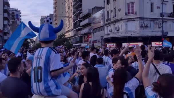 Tausende Argentinische Fans Feiern Nach Dem Gewinn Der Fußball Weltmeisterschaft — Stockvideo