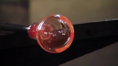 Cam Fabrikasında eritilmiş cam çubuk. Yakın çekim. 4K Çözünürlüğü.