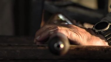 Cam Ustası Erimiş Cam Şeklini Güzel Kristal Ürünlere Çeviriyor, El yapımı Cam Sanatı. Yakın çekim. 4K Çözünürlüğü.