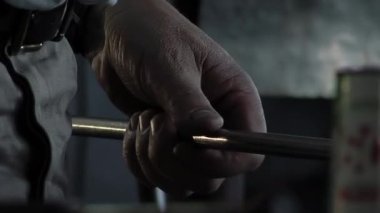 Cam Ustası Erimiş Cam Şeklini Güzel Kristal Ürünlere Çeviriyor, El yapımı Cam Sanatı. Yakın çekim. 4K Çözünürlüğü.