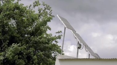 Arjantin 'in Tucuman Eyaleti' ndeki Yağmur Bulutlarına Karşı Çatıda Güneş Panelleri olan bir Kırsal İlkokul. 4K Çözünürlüğü.
