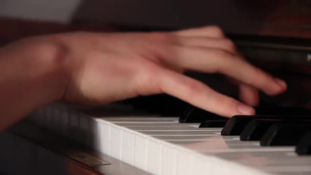 Homem Tocar Piano Alemão Fecha Resolução — Vídeo de Stock